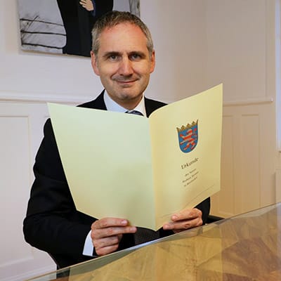 Rechtsanwalt und Notar Andreas Stamm mit Urkunde